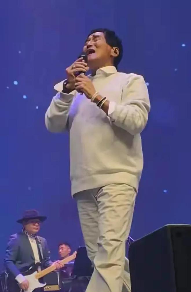 唱会发福变胖身材走样断崖式衰老引心酸龙8手机登录入口64岁齐秦亮相苏州演(图2)