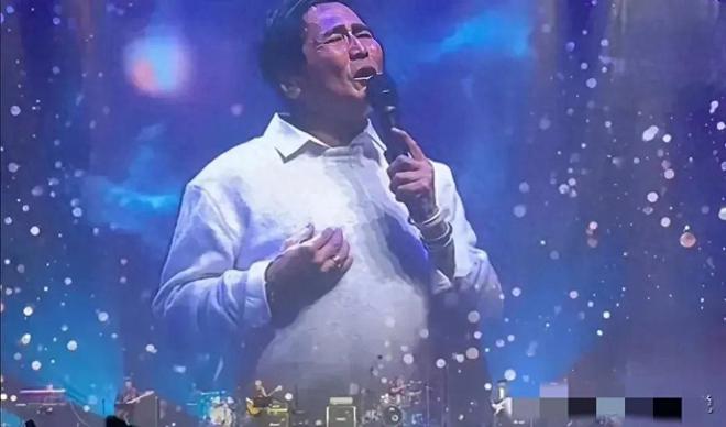 唱会发福变胖身材走样断崖式衰老引心酸龙8手机登录入口64岁齐秦亮相苏州演(图3)
